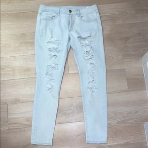 American Eagle light wash ripped jeans!